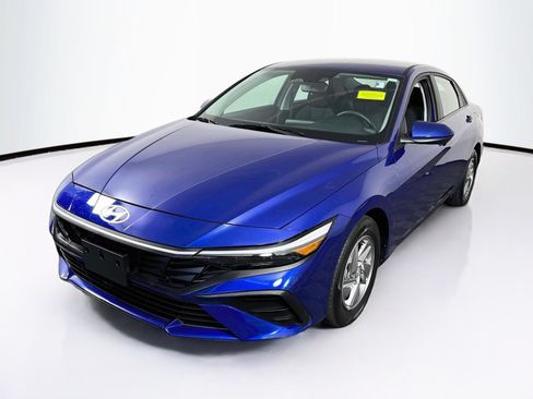 Used 2024 Hyundai Elantra SE FWD image 3
