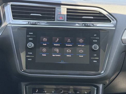 Used 2024 Volkswagen Tiguan SE w/ Panoramic Sunroof Package AWD/4WD image 17