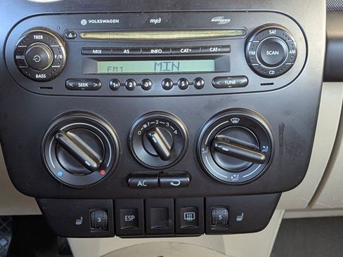 Used 2008 Volkswagen Beetle SE image 24