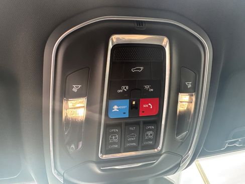 Used 2025 Jeep Grand Cherokee Limited AWD/4WD image 28