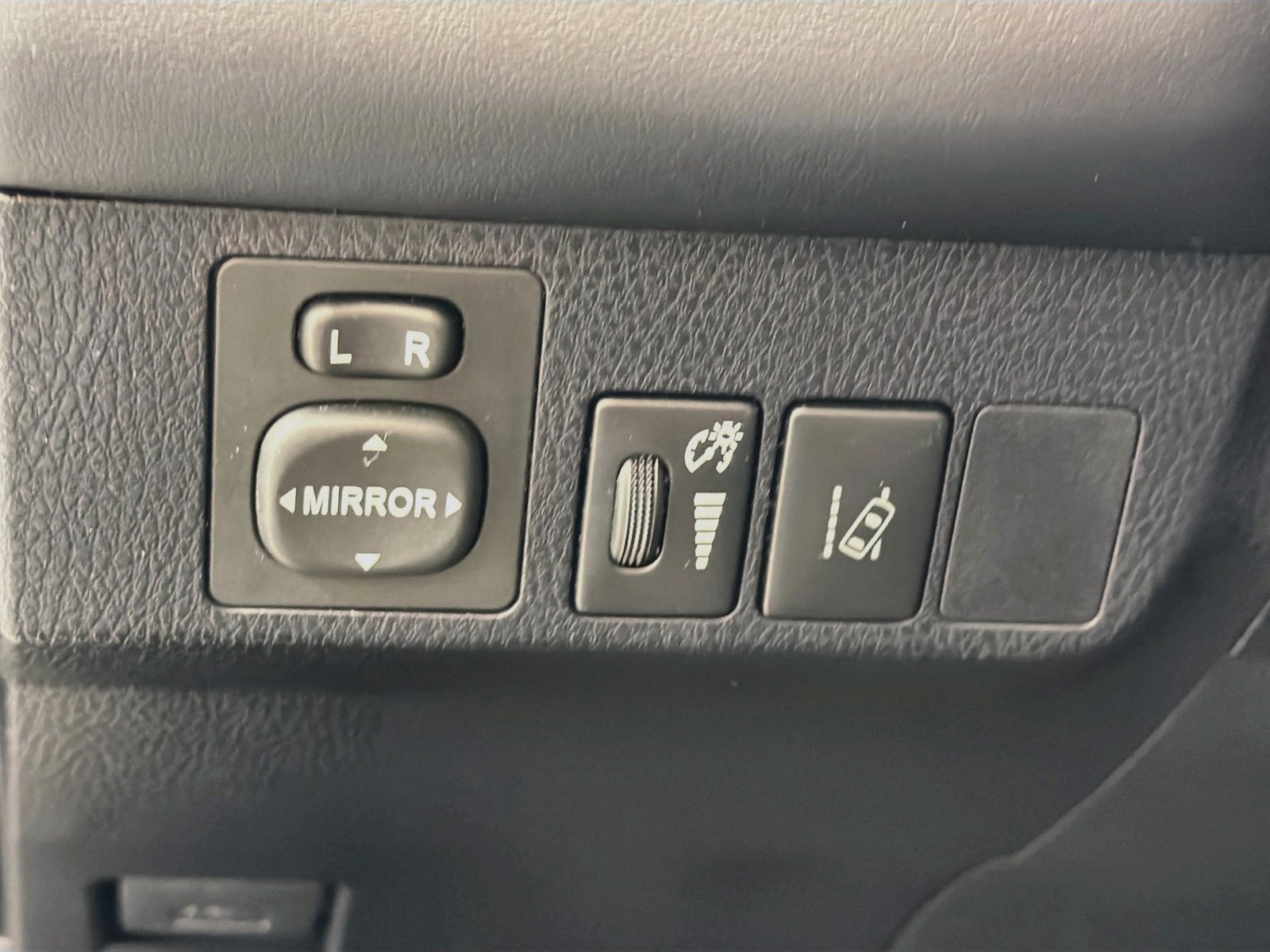 Used 2018 Toyota RAV4 SE w/ Advanced Technology Package AWD/4WD image 11