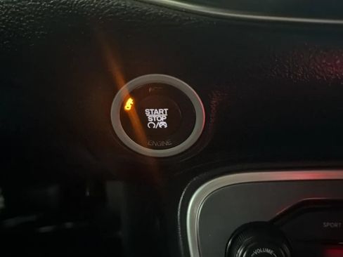 Used 2016 Dodge Challenger SXT RWD image 14