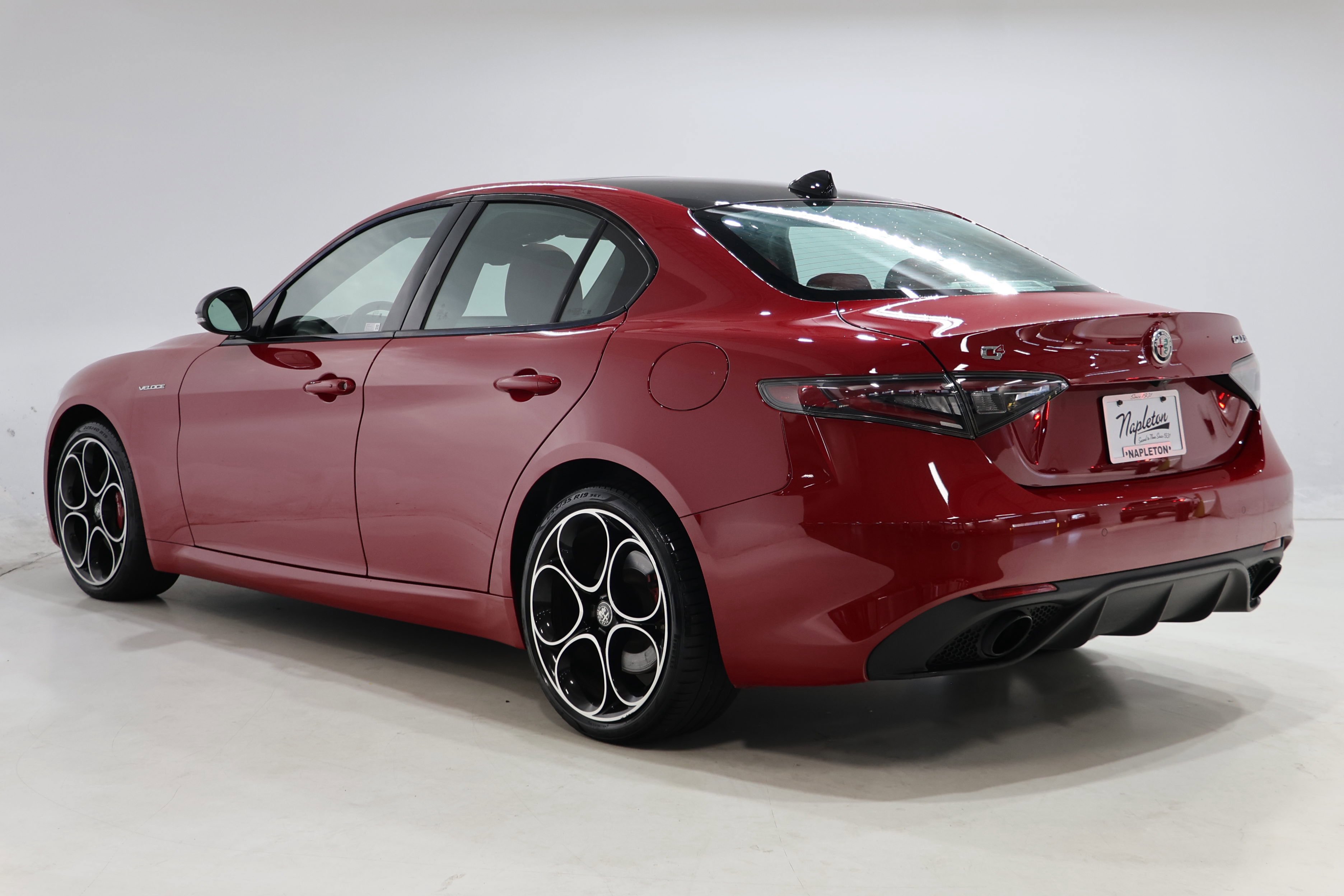Certified 2024 Alfa Romeo Giulia Veloce AWD/4WD image 5
