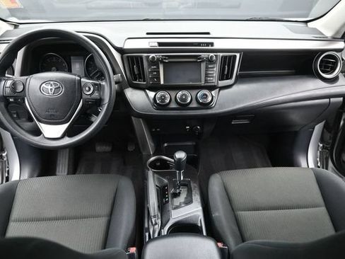 Used 2018 Toyota RAV4 LE FWD image 10