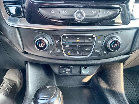 Certified 2020 Chevrolet Traverse LT w/ LT Premium Package AWD/4WD image 18