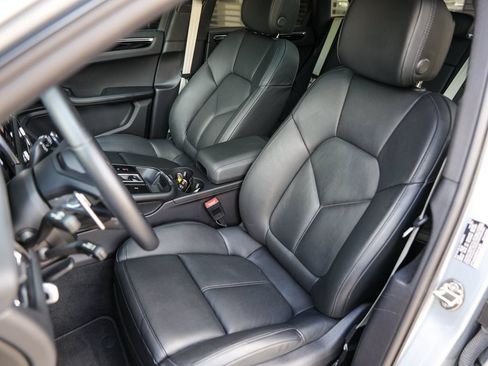 Certified 2023 Porsche Macan AWD/4WD image 5