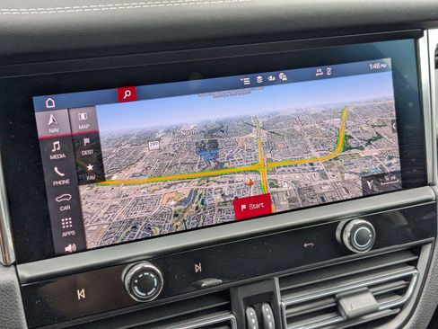 Certified 2025 Porsche Macan image 18