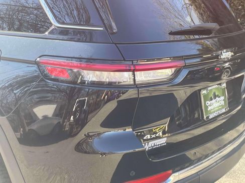 Used 2023 Jeep Grand Cherokee Limited image 11