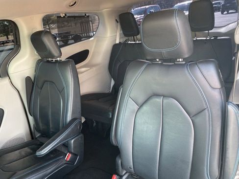 Used 2021 Chrysler Pacifica Touring-L w/ Uconnect Theater Family Group image 31