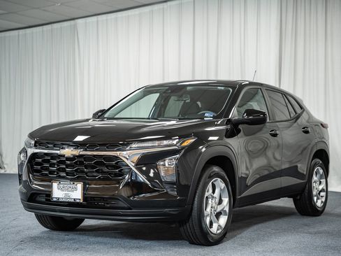 Used 2024 Chevrolet Trax LS w/ LS Convenience Package FWD image 3