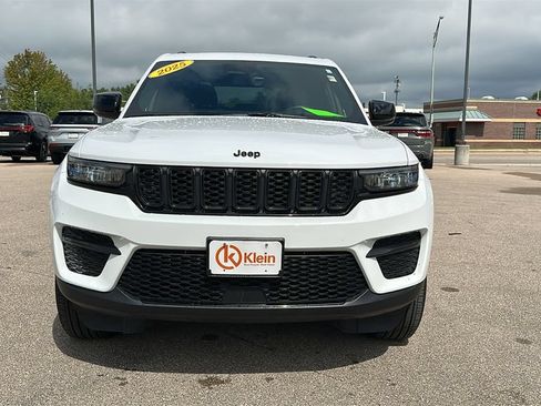 Used 2025 Jeep Grand Cherokee Altitude AWD/4WD image 2