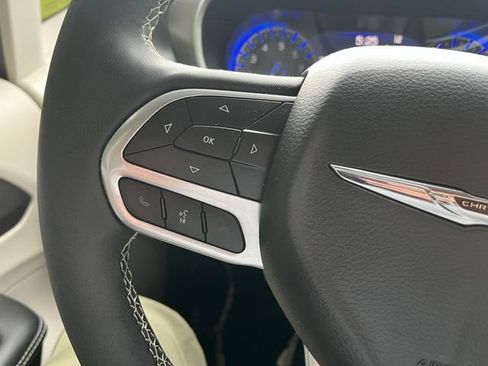 Used 2024 Chrysler Pacifica Touring-L FWD image 18