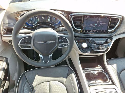 Certified 2024 Chrysler Pacifica Limited FWD image 14