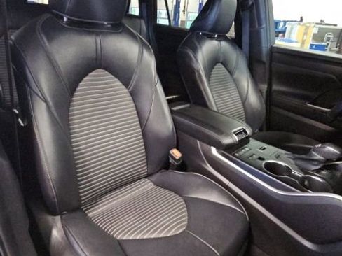 Used 2022 Toyota Highlander XSE image 42