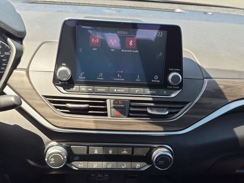 Used 2025 Nissan Altima 2.5 SV FWD image 19