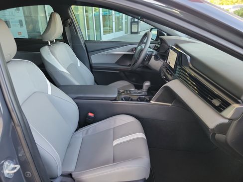 Used 2025 Toyota Camry SE image 32