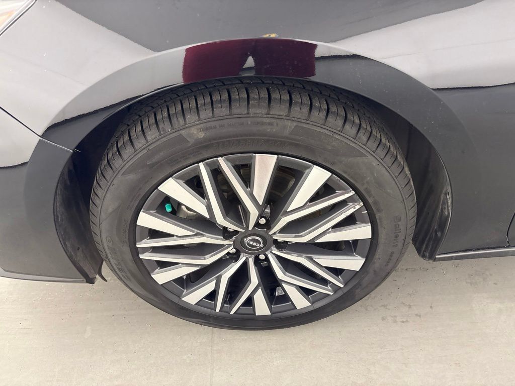 Used 2024 Nissan Altima 2.5 SV FWD image 14