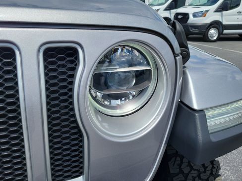 Used 2018 Jeep Wrangler Unlimited Sahara image 3