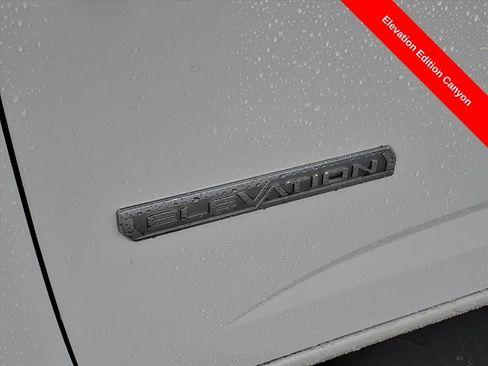 Used 2022 GMC Canyon Elevation image 9