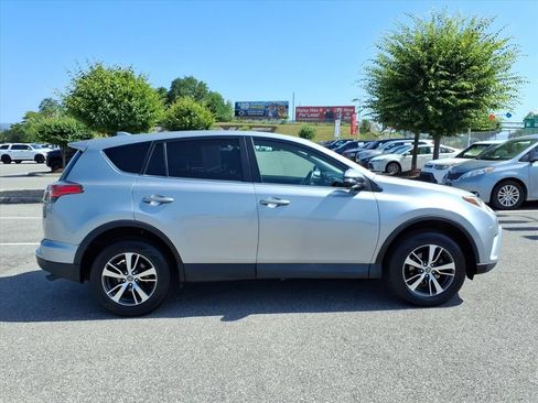 Used 2018 Toyota RAV4 XLE AWD/4WD image 3