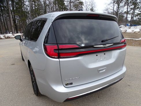 Used 2024 Chrysler Pacifica Touring-L image 7