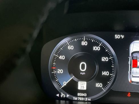 Used 2022 Volvo XC40 T5 Momentum image 15