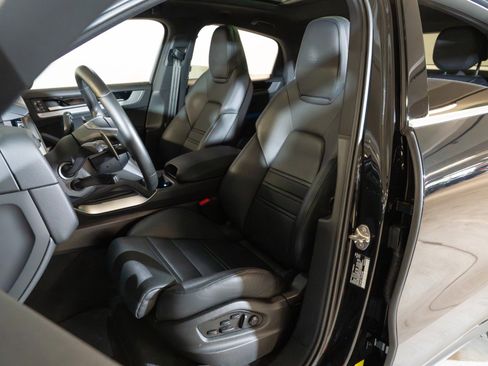 Certified 2026 Porsche Cayenne GTS AWD/4WD image 5