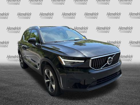 Used 2025 Volvo XC40 B5 Core AWD/4WD image 2