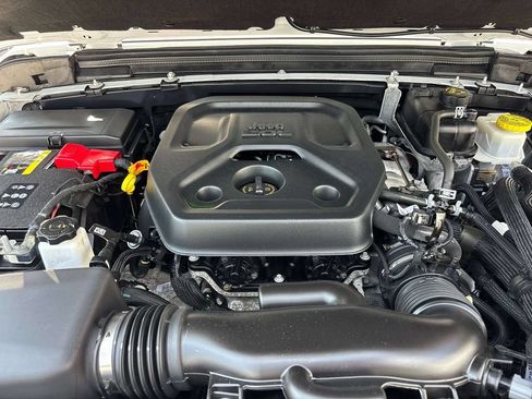 Used 2023 Jeep Wrangler Unlimited Sahara AWD/4WD image 9