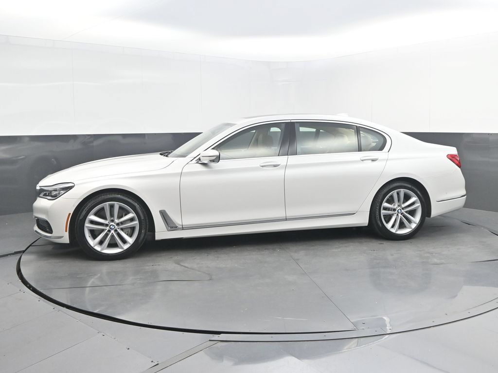 Used 2019 BMW 750i w/ Executive Package RWD image 2