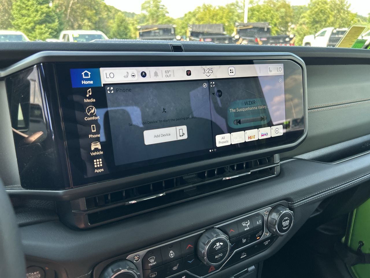 Used 2025 Jeep Gladiator Mojave w/ Convenience Group AWD/4WD image 27