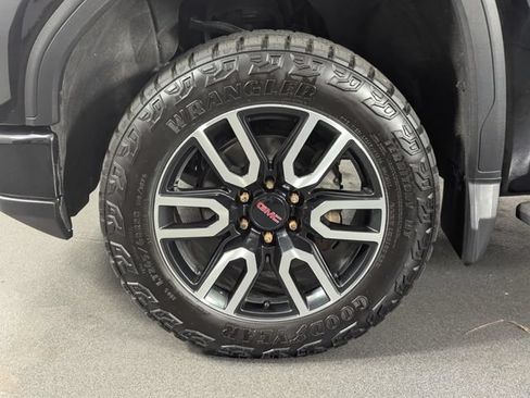 Used 2024 GMC Sierra 1500 AT4 w/ Technology Package AWD/4WD image 11