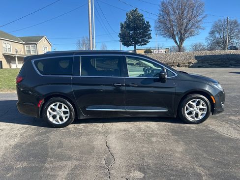 Used 2017 Chrysler Pacifica Touring-L Plus w/ Tire & Wheel Group image 5