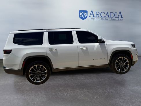 Used 2022 Jeep Wagoneer Series III w/ Premium Group I AWD/4WD image 5
