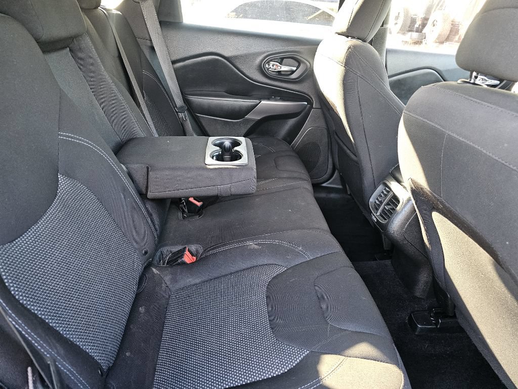 Used 2019 Jeep Cherokee Latitude w/ Popular Appearance Group AWD/4WD image 37
