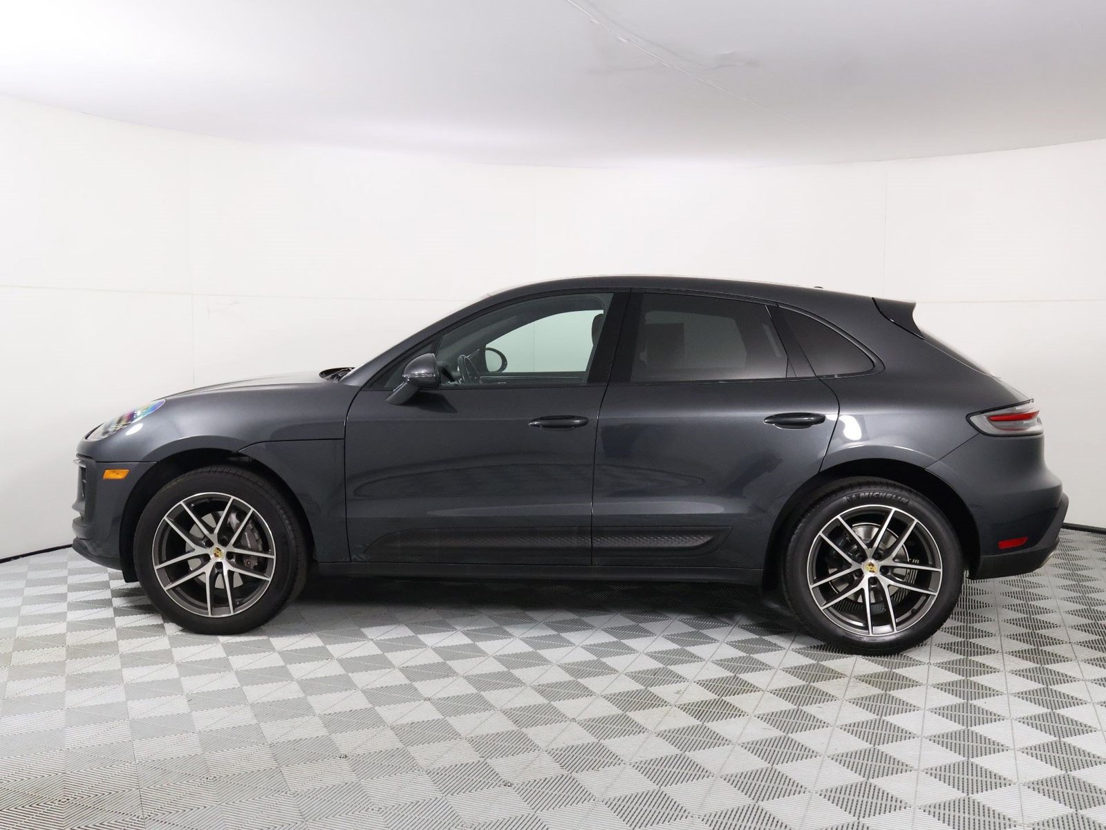 Certified 2024 Porsche Macan AWD/4WD image 2