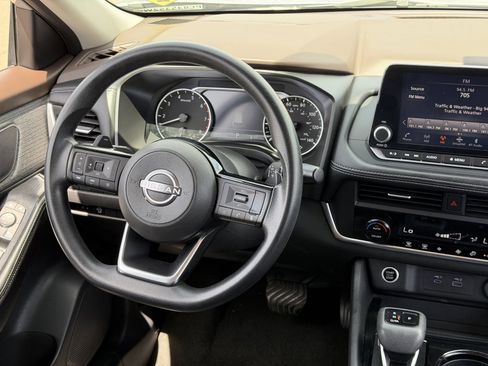 Used 2023 Nissan Rogue SV image 16