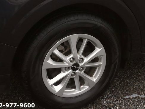 Used 2024 Kia Carnival LX image 8