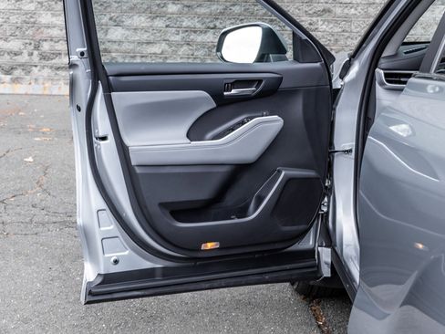 Used 2023 Toyota Highlander XLE image 22