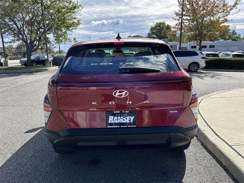 Used 2024 Hyundai Kona SE image 7