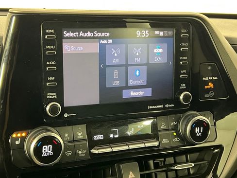 Used 2021 Toyota Highlander XLE image 32