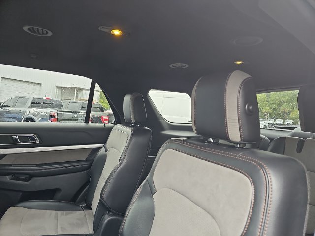 Used 2017 Ford Explorer XLT w/ Equipment Group 202A AWD/4WD image 15