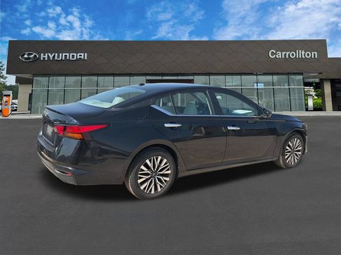 Used 2025 Nissan Altima 2.5 SV FWD image 5