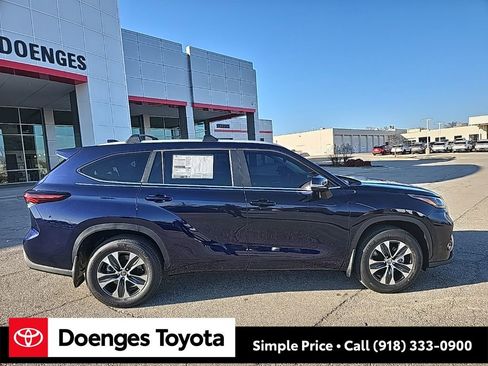 New 2026 Toyota Highlander XLE image 3