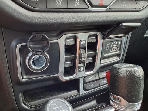 Used 2024 Jeep Wrangler Unlimited Sahara AWD/4WD image 19
