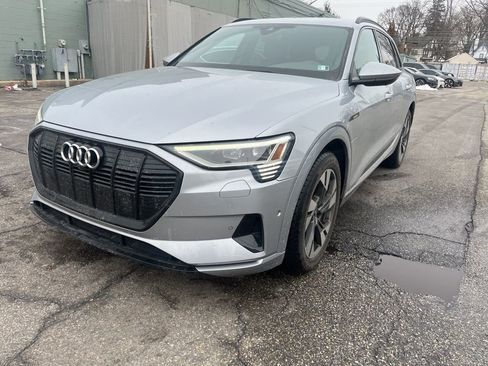 Used 2022 Audi e-tron Premium image 4