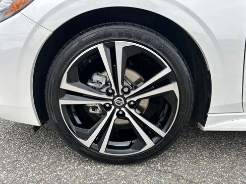 Certified 2022 Nissan Sentra SR w/ Lighting Package image 11