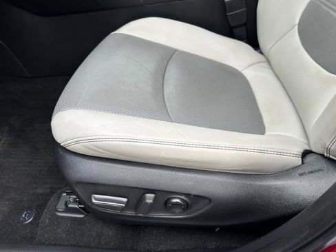 Used 2022 Toyota RAV4 Limited AWD/4WD image 23
