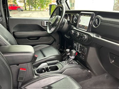 Used 2018 Jeep Wrangler Unlimited Sahara AWD/4WD image 8