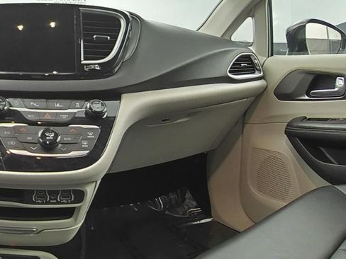 Used 2024 Chrysler Pacifica Touring-L FWD image 18